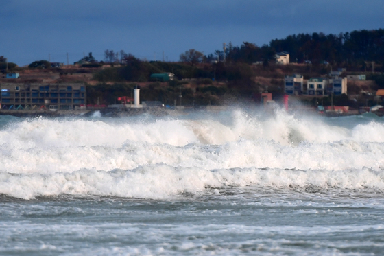강풍이 몰고온 파도