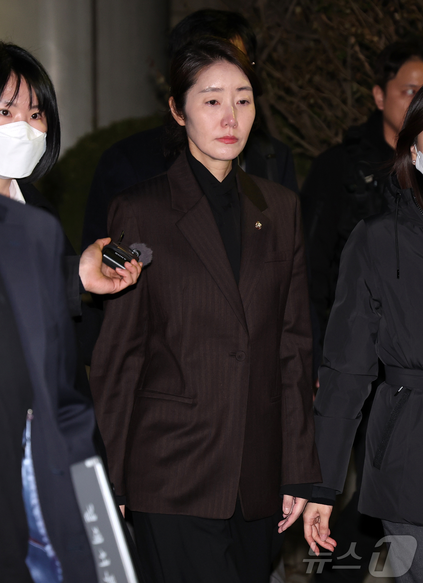 (서울=뉴스1) 김진환 기자 = '1억 공천헌금' 의혹을 받는 강선우 무소속 의원이 3일 오후 서울 서초구 중앙지법에서 열린 구속 전 피의자 심문을 마친 뒤 법정을 나서고 있다. …