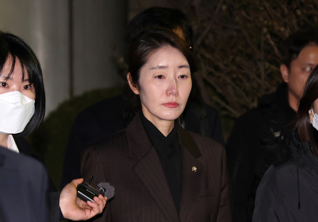 호송차로 향하는 강선우 의원