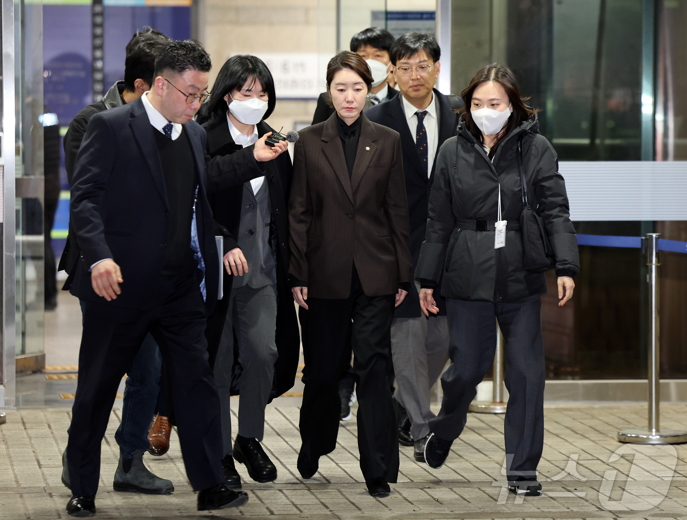 (서울=뉴스1) 김진환 기자 = '1억 공천헌금' 의혹을 받는 강선우 무소속 의원이 3일 오후 서울 서초구 중앙지법에서 열린 구속 전 피의자 심문을 마친 뒤 법정을 나서고 있다. …