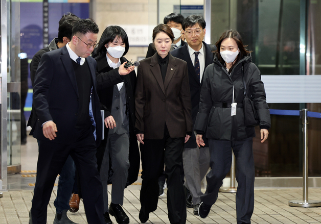 영장심사 마친 강선우 의원, 취재진 질문에 묵묵부답