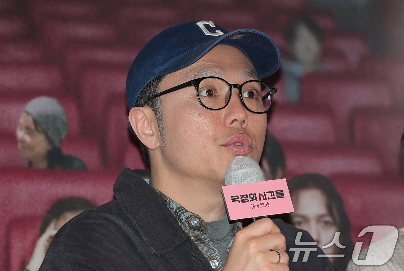 (서울=뉴스1) 권현진 기자 = 장건재 감독이 3일 서울 종로구 씨네큐브에서 열린 영화 ‘극장의 시간들’ 언론시사회 및 기자간담회에 참석해 취재진 질문에 답하고 있다.'극장의 시간 …