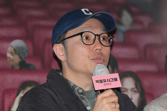 취재진 질문에 답하는 장건재 감독