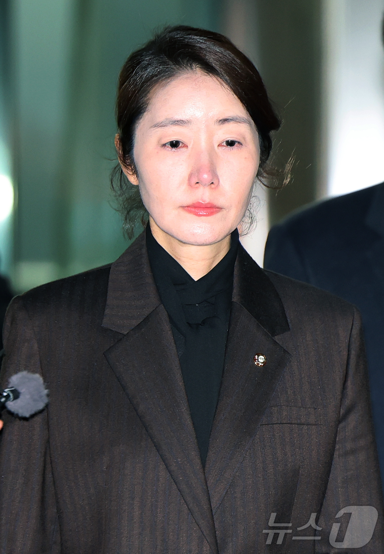 (서울=뉴스1) 김진환 기자 = '1억 공천헌금' 의혹을 받는 강선우 무소속 의원이 3일 오후 서울 서초구 중앙지법에서 열린 구속 전 피의자 심문을 마친 뒤 법정을 나서고 있다. …