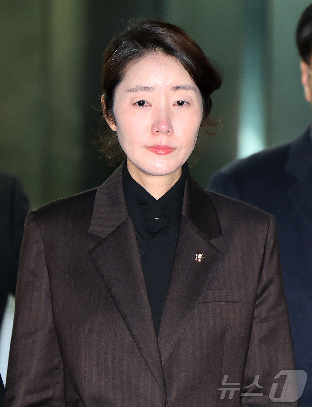 (서울=뉴스1) 김진환 기자 = '1억 공천헌금' 의혹을 받는 강선우 무소속 의원이 3일 오후 서울 서초구 중앙지법에서 열린 구속 전 피의자 심문을 마친 뒤 법정을 나서고 있다. …