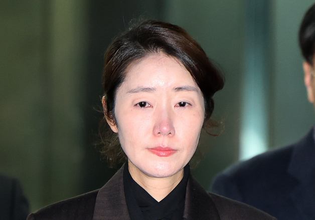 굳은 표정으로 호송차 향하는 강선우 의원