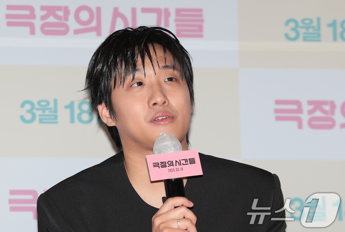 (서울=뉴스1) 권현진 기자 = 배우 홍사빈이 3일 서울 종로구 씨네큐브에서 열린 영화 ‘극장의 시간들’ 언론시사회 및 기자간담회에 참석해 취재진 질문에 답하고 있다.'극장의 시간 …