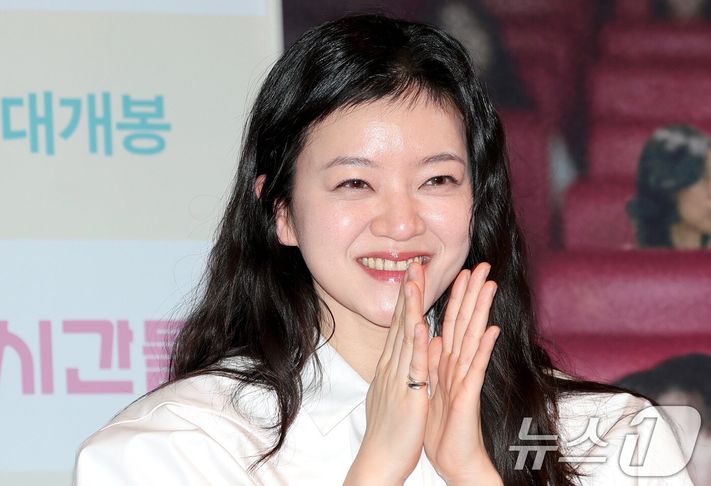 본문 이미지 - 배우 고아성이 3일 서울 종로구 씨네큐브에서 열린 영화 ‘극장의 시간들’ 언론시사회 및 기자간담회에 참석해 미소를 짓고 있다. '극장의 시간들'은 관객, 감독, 배우 등 다양한 인물들을 주인공으로 영화적 재미는 물론 극장이라는 장소가 지닌 예술적·사회적 의미를 조명한다. 특히 대한민국 대표 예술영화관 씨네큐브가 개관 25주년을 맞아 제작한 작품으로 극장과 영화의 미래에 대해 새로운 도전과 희망을 제시해 더욱 높은 관심을 끌고 있다. 2026.3.3 ⓒ 뉴스1 권현진 기자