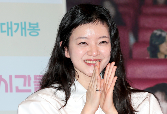 환한 미소 짓는 고아성