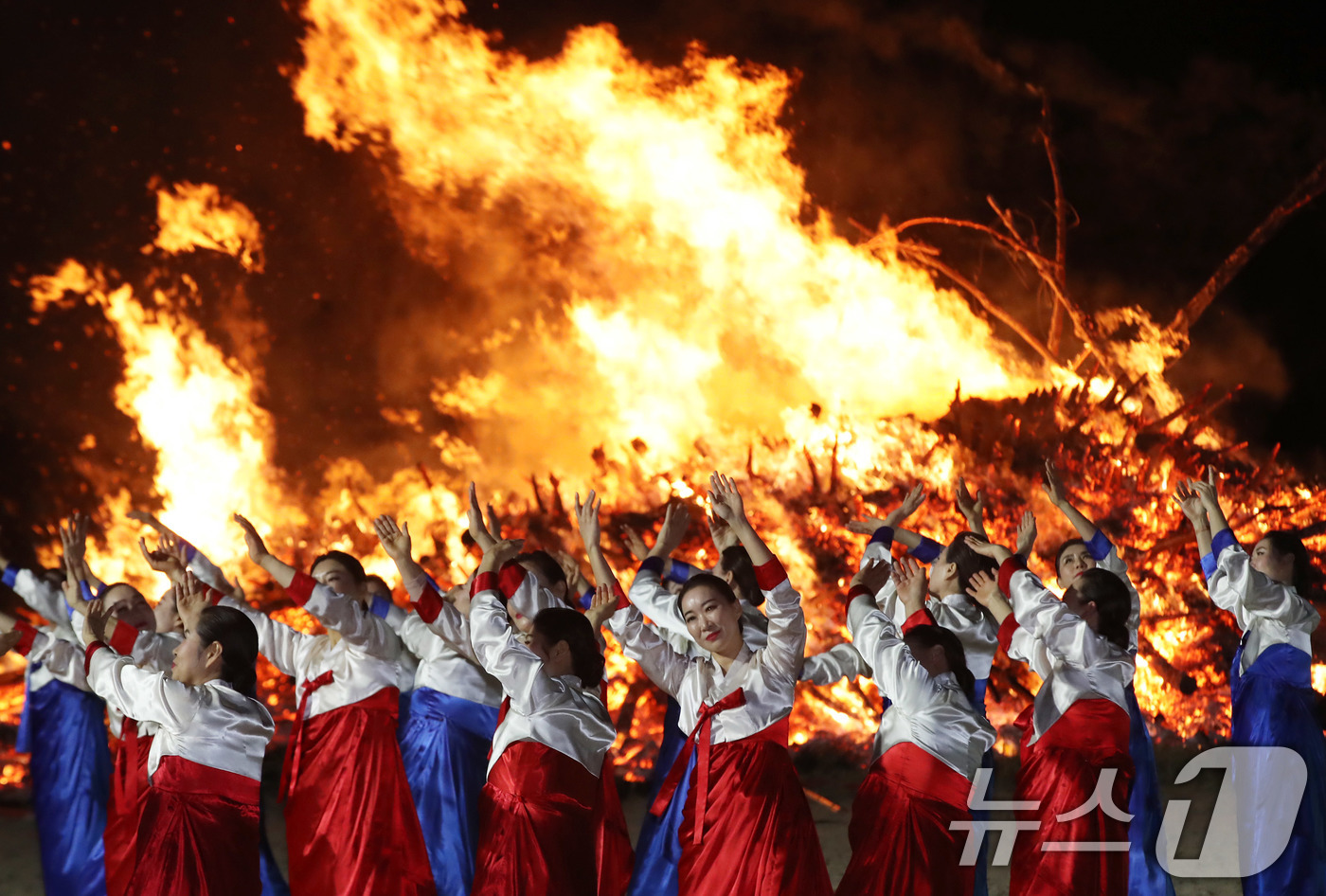 (부산=뉴스1) 윤일지 기자 = 정월대보름인 3일 오후 부산 해운대해수욕장에서 올 한해 건강과 풍요를 기원하는 달집태우기와 강강술래 공연이 진행되고 있다.  2026.3.3/뉴스1 …