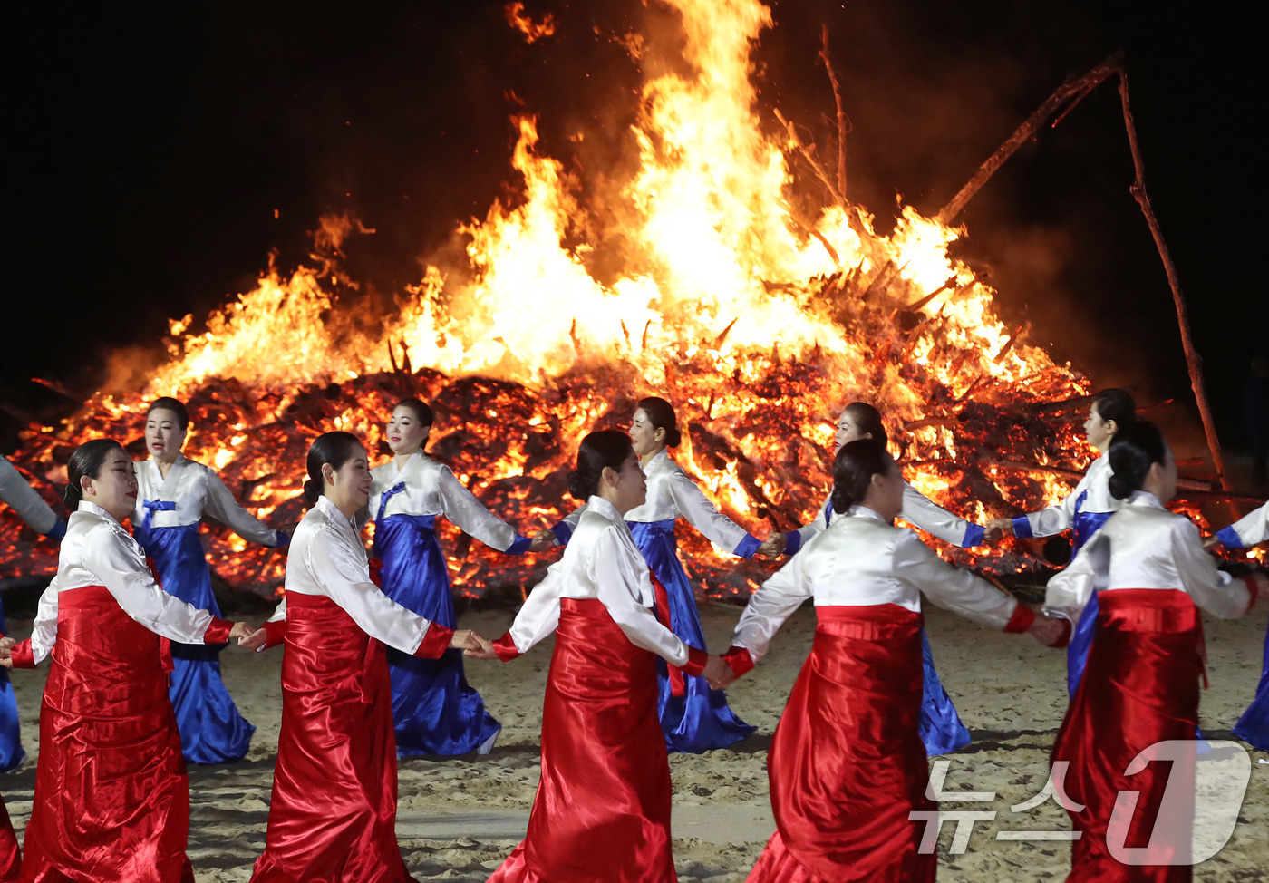 (부산=뉴스1) 윤일지 기자 = 정월대보름인 3일 오후 부산 해운대해수욕장에서 올 한해 건강과 풍요를 기원하는 달집태우기와 강강술래 공연이 진행되고 있다.  2026.3.3/뉴스1 …