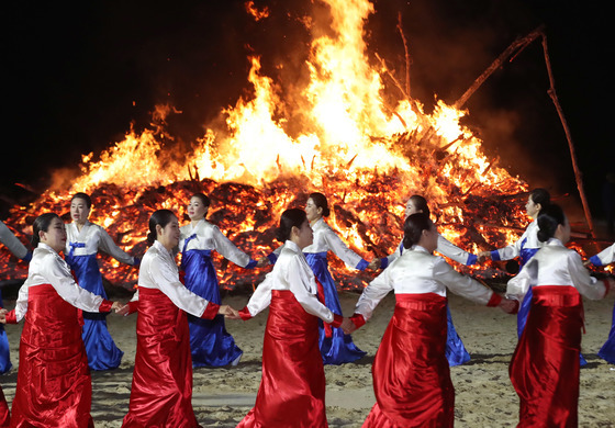 정월대보름 달집과 강강술래