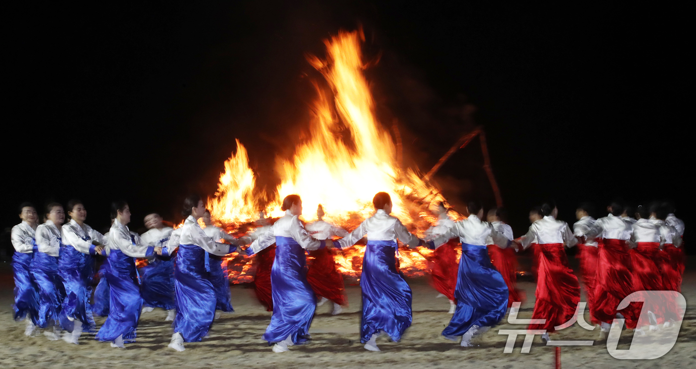(부산=뉴스1) 윤일지 기자 = 정월대보름인 3일 오후 부산 해운대해수욕장에서 올 한해 건강과 풍요를 기원하는 달집태우기와 강강술래 공연이 진행되고 있다.  2026.3.3/뉴스1 …