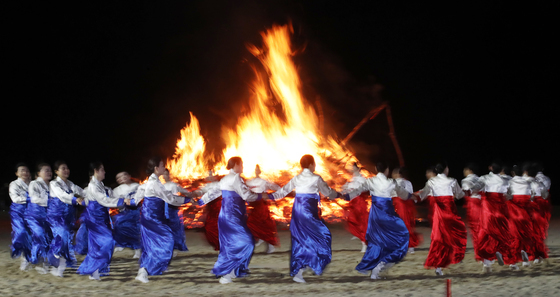 활활 타오르는 달집과 강강술래 공연