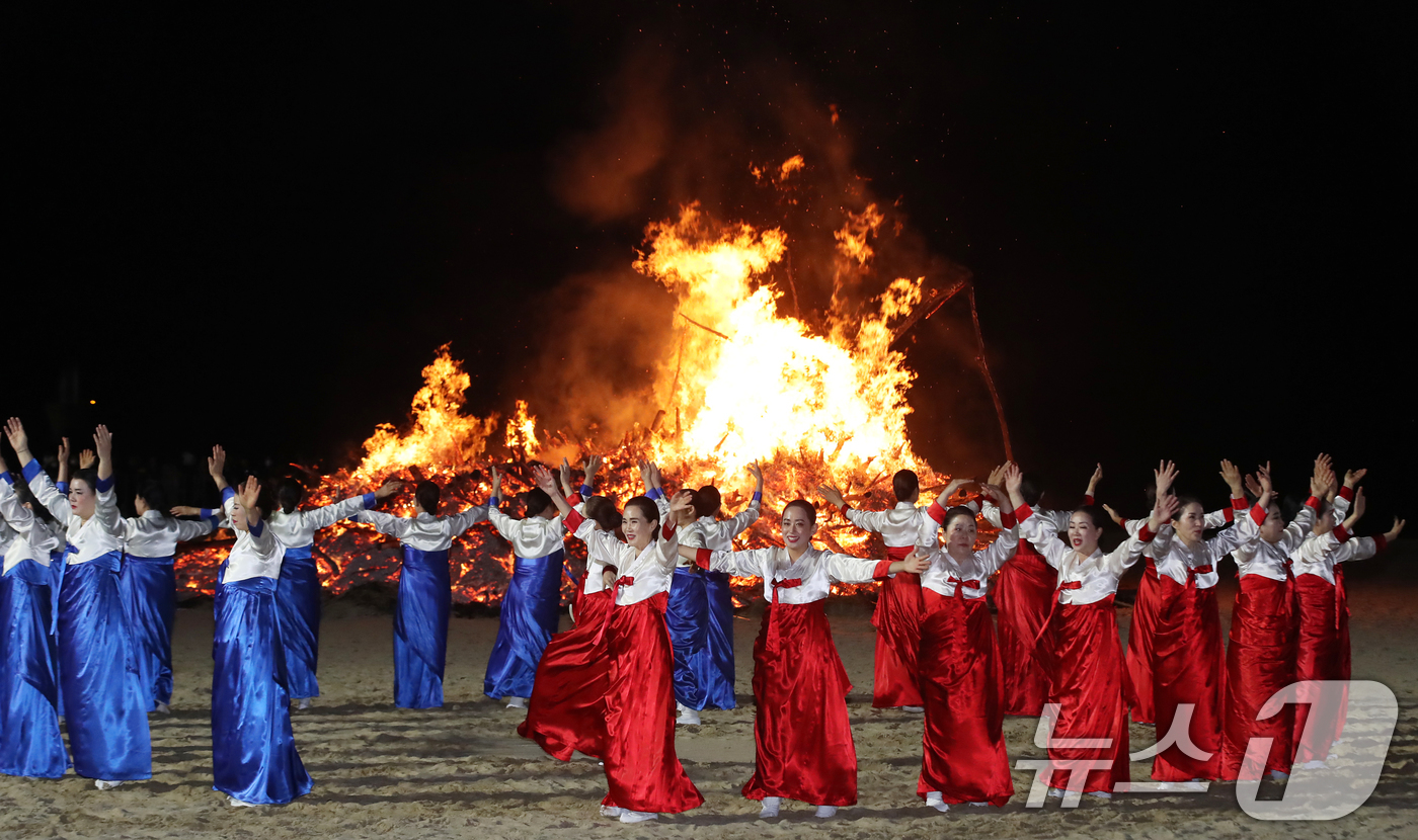 (부산=뉴스1) 윤일지 기자 = 정월대보름인 3일 오후 부산 해운대해수욕장에서 올 한해 건강과 풍요를 기원하는 달집태우기와 강강술래 공연이 진행되고 있다.  2026.3.3/뉴스1 …