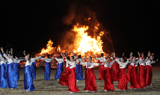 활활 타오르는 달집과 강강술래 공연