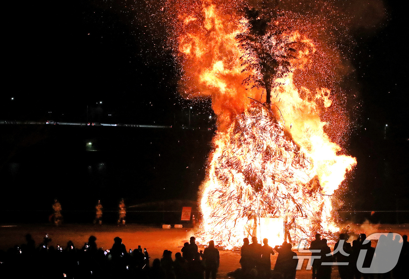(대구=뉴스1) 공정식 기자 = 정월대보름인 3일 오후 대구 북구 금호강 둔치에서 열린 '금호강 정월대보름 축제'에서 달집태우기가 시작되자 주변에서 대기하던 소방관들이 불씨가 바람 …