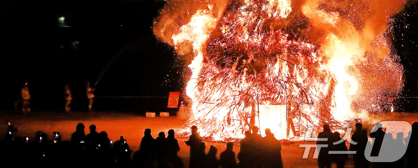 (대구=뉴스1) 공정식 기자 = 정월대보름인 3일 오후 대구 북구 금호강 둔치에서 열린 '금호강 정월대보름 축제'에서 달집태우기가 시작되자 주변에서 대기하던 소방관들이 불씨가 바람 …