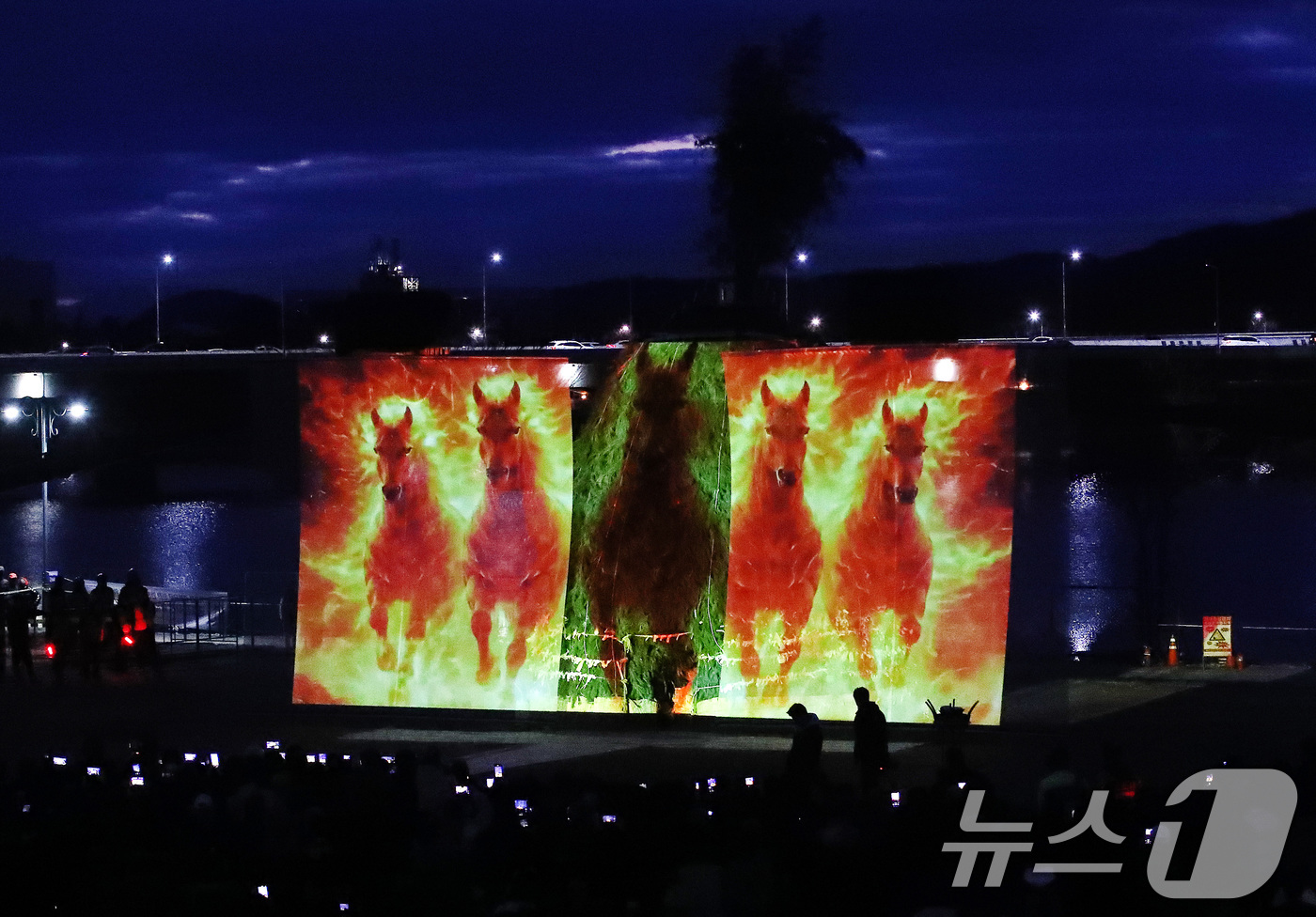 (대구=뉴스1) 공정식 기자 = 정월대보름인 3일 오후 대구 북구 금호강 둔치에서 열린 '금호강 정월대보름 축제'에서 달집태우기에 앞서 '달빛에 피어나는 우리의 사계'를 주제로 미 …