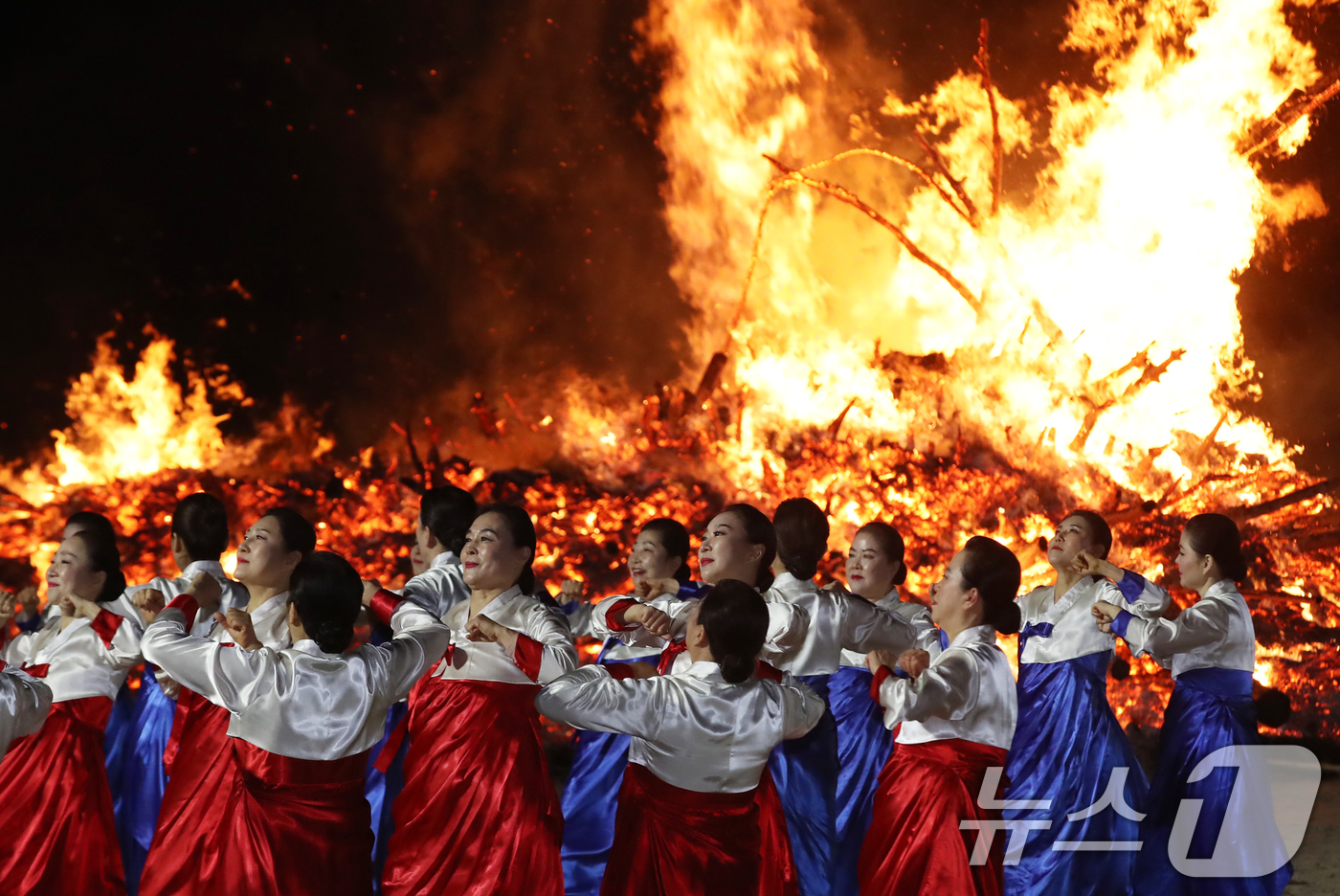 (부산=뉴스1) 윤일지 기자 = 정월대보름인 3일 오후 부산 해운대해수욕장에서 올 한해 건강과 풍요를 기원하는 달집태우기와 강강술래 공연이 진행되고 있다.  2026.3.3/뉴스1 …