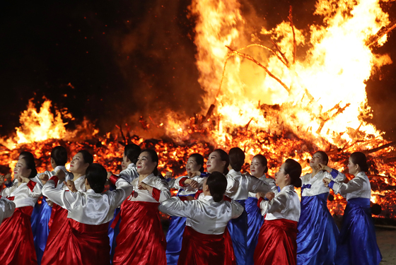 활활 타오르는 달집과 강강술래 공연