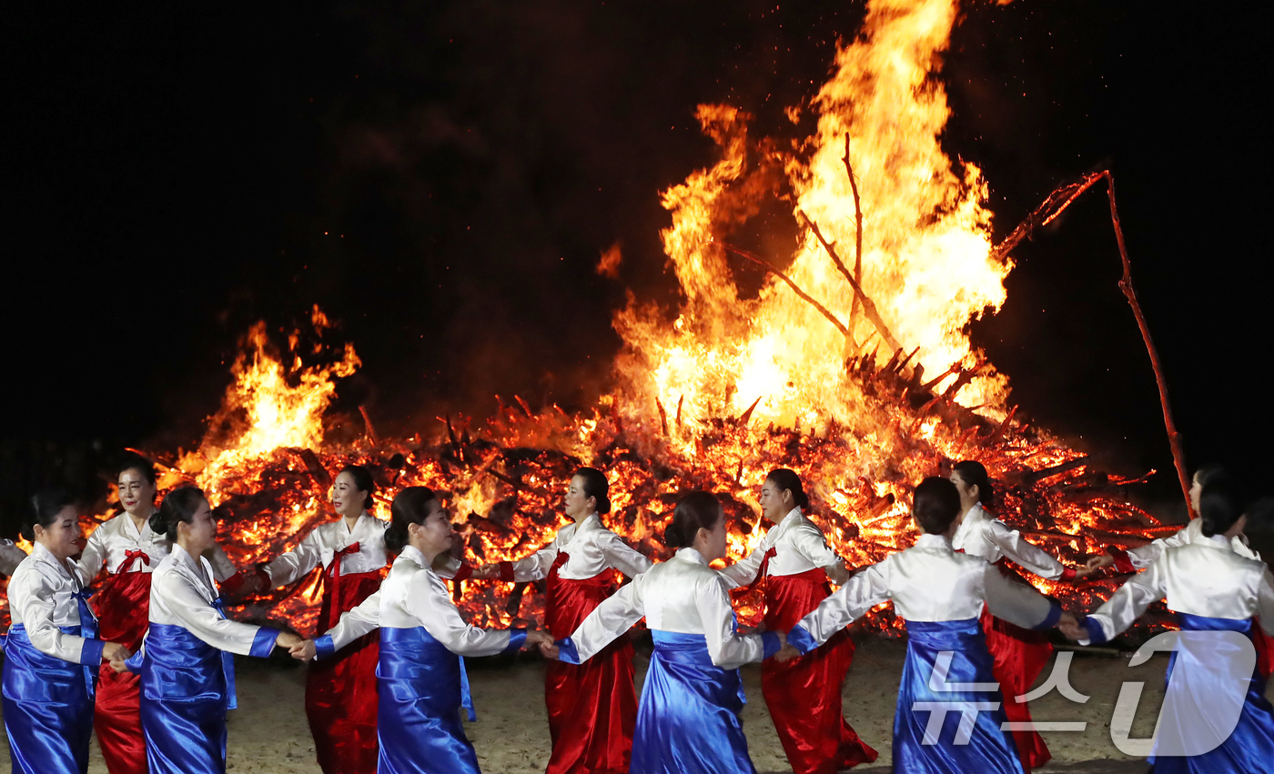 (부산=뉴스1) 윤일지 기자 = 정월대보름인 3일 오후 부산 해운대해수욕장에서 올 한해 건강과 풍요를 기원하는 달집태우기와 강강술래 공연이 진행되고 있다.  2026.3.3/뉴스1 …