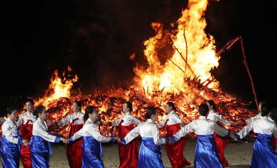 정월대보름 달집과 강강술래