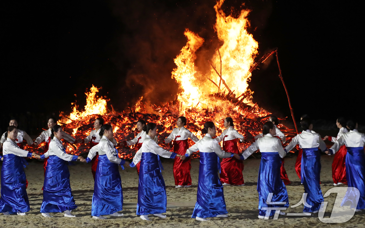 (부산=뉴스1) 윤일지 기자 = 정월대보름인 3일 오후 부산 해운대해수욕장에서 올 한해 건강과 풍요를 기원하는 달집태우기와 강강술래 공연이 진행되고 있다.  2026.3.3/뉴스1 …