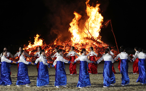 정월대보름 달집과 강강술래