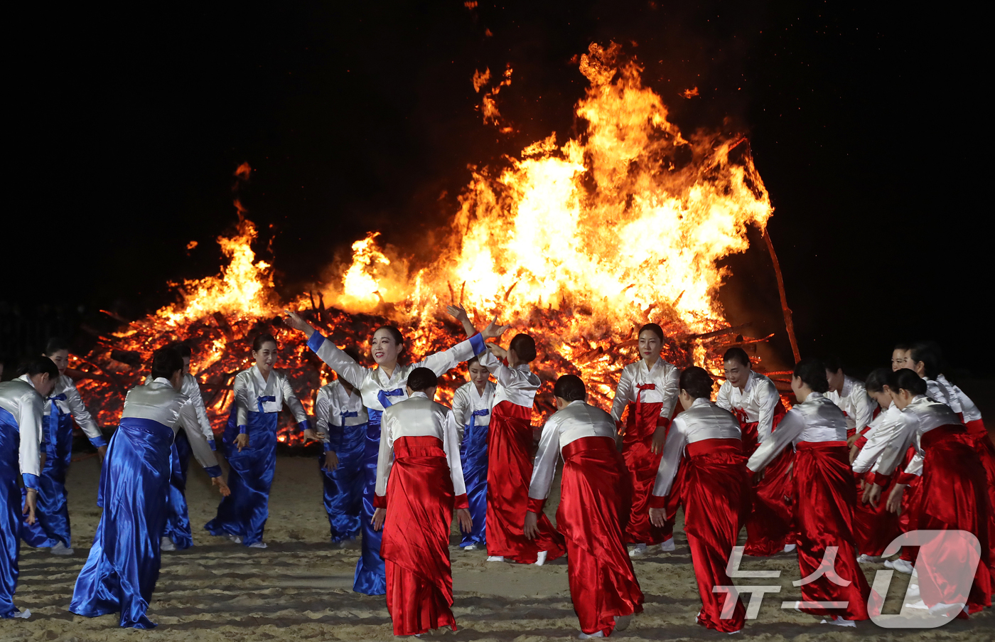 (부산=뉴스1) 윤일지 기자 = 정월대보름인 3일 오후 부산 해운대해수욕장에서 올 한해 건강과 풍요를 기원하는 달집태우기와 강강술래 공연이 진행되고 있다.  2026.3.3/뉴스1 …