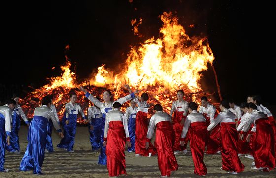 활활 타오르는 달집 앞에서 강강술래