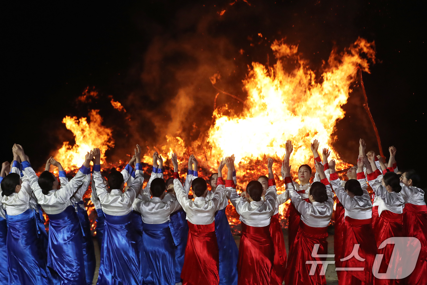 (부산=뉴스1) 윤일지 기자 = 정월대보름인 3일 오후 부산 해운대해수욕장에서 올 한해 건강과 풍요를 기원하는 달집태우기와 강강술래 공연이 진행되고 있다.  2026.3.3/뉴스1 …