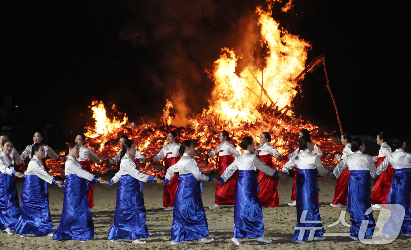 (부산=뉴스1) 윤일지 기자 = 정월대보름인 3일 오후 부산 해운대해수욕장에서 올 한해 건강과 풍요를 기원하는 달집태우기와 강강술래 공연이 진행되고 있다.  2026.3.3/뉴스1 …