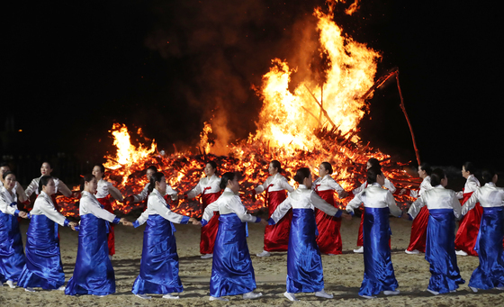 정월대보름 달집과 강강술래