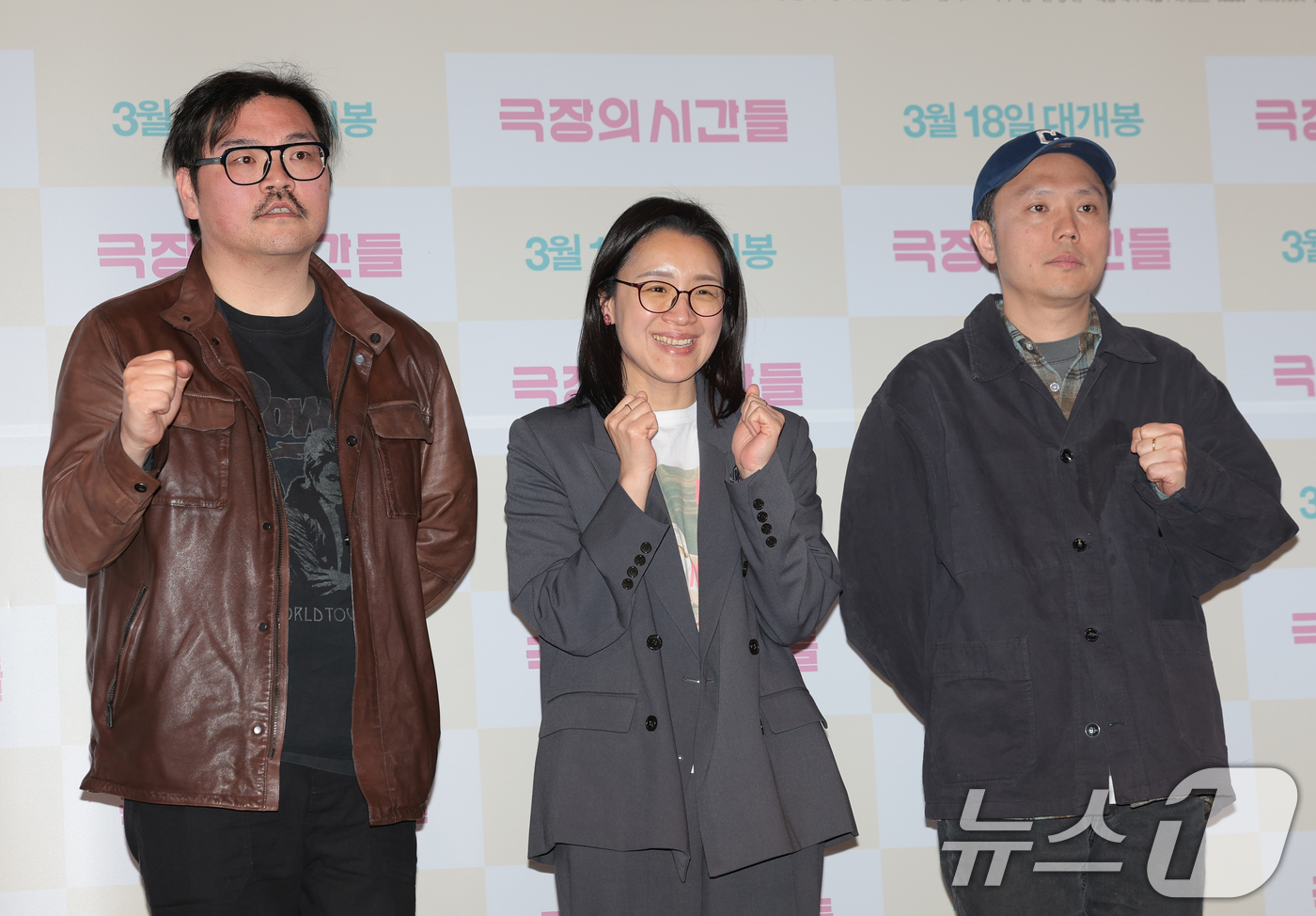 (서울=뉴스1) 권현진 기자 = 이종필 감독(왼쪽부터)과 윤가은 감독, 장건재 감독이 3일 서울 종로구 씨네큐브에서 열린 영화 ‘극장의 시간들’ 언론시사회 및 기자간담회에 참석해 …