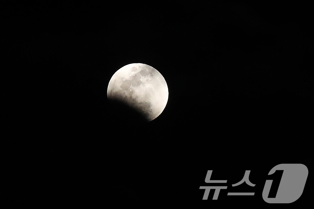 (부산=뉴스1) 윤일지 기자 = 3일 오후 부산 해운대구 달맞이공원 상공에 떠오른 정월대보름달에 개기월식 현상이 진행되고 있다.  2026.3.3/뉴스1