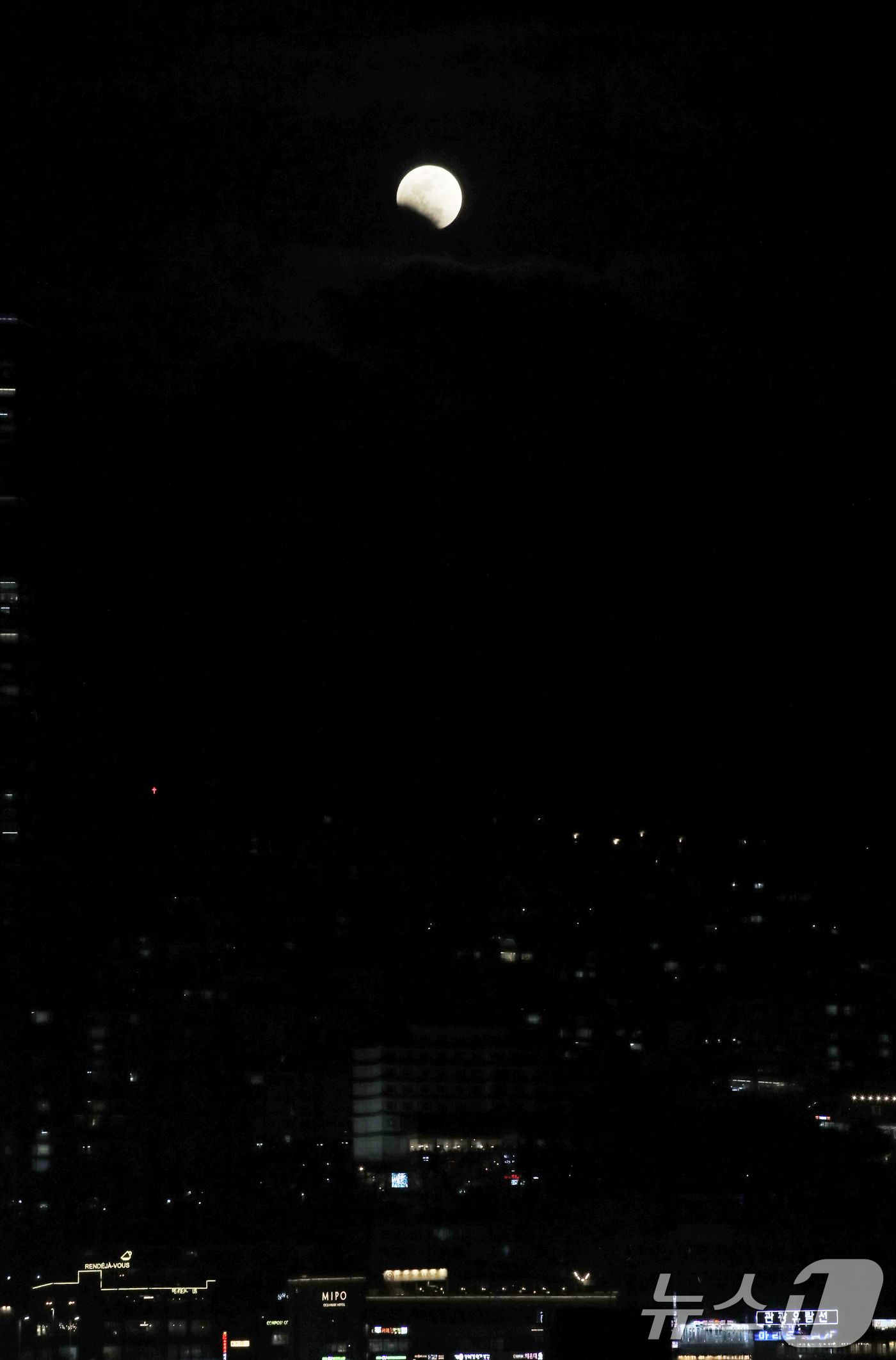 (부산=뉴스1) 윤일지 기자 = 3일 오후 부산 해운대구 달맞이공원 상공에 떠오른 정월대보름달에 개기월식 현상이 진행되고 있다.  2026.3.3/뉴스1