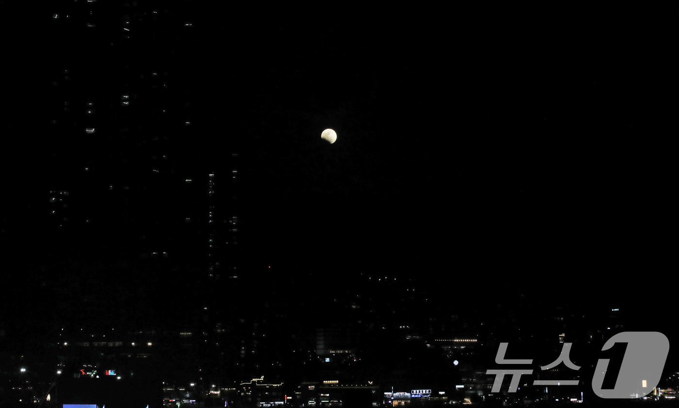 (부산=뉴스1) 윤일지 기자 = 3일 오후 부산 해운대구 달맞이공원 상공에 떠오른 정월대보름달에 개기월식 현상이 진행되고 있다.  2026.3.3/뉴스1