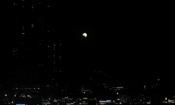 개기월식 진행되는 정월대보름달