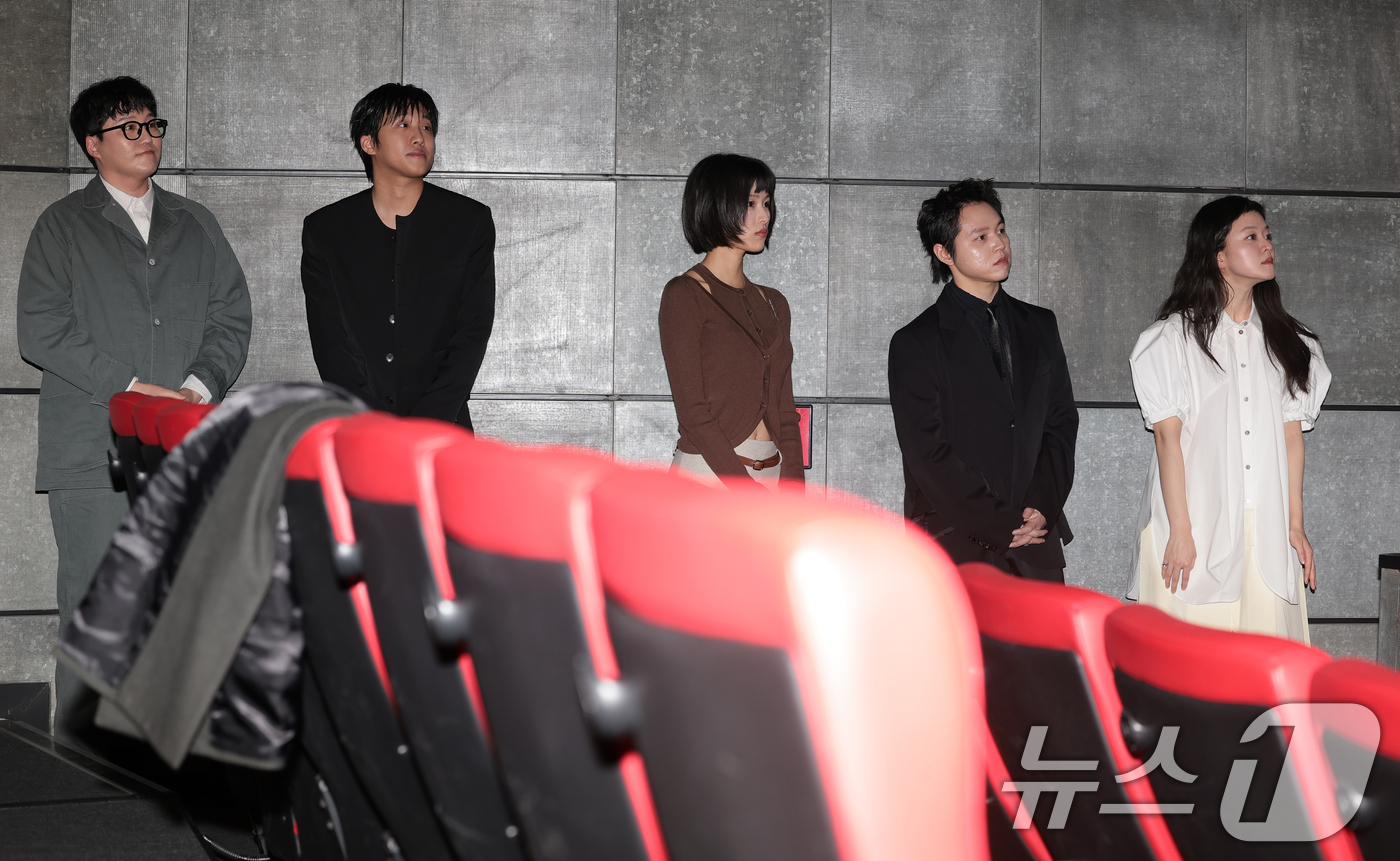 (서울=뉴스1) 권현진 기자 = 배우 김대명(왼쪽부터)과 홍사빈, 이수경, 원슈타인, 고아성이 3일 서울 종로구 씨네큐브에서 열린 영화 ‘극장의 시간들’ 언론시사회 및 기자간담회에 …