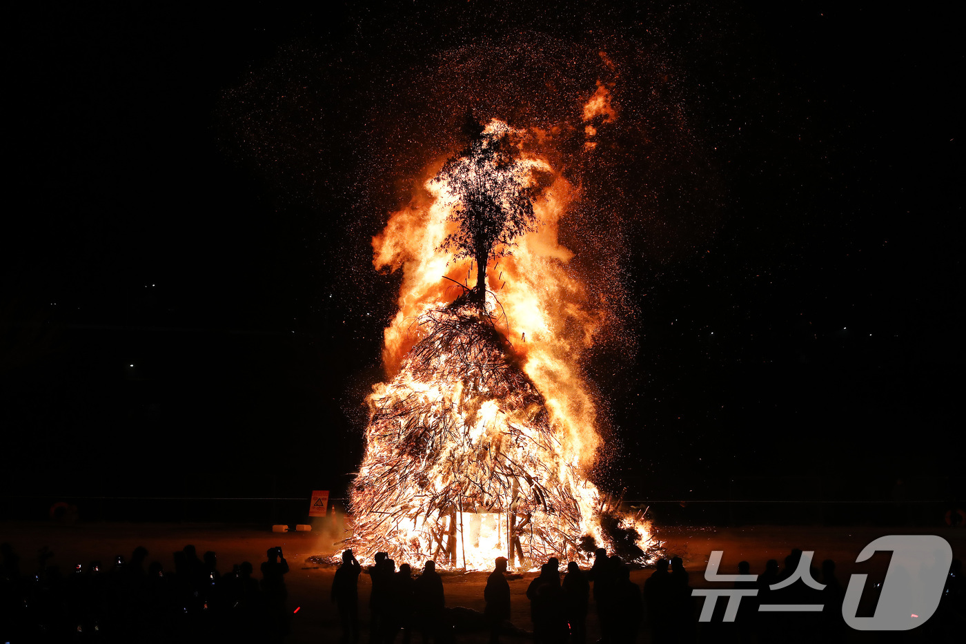 (대구=뉴스1) 공정식 기자 = 정월대보름인 3일 오후 대구 북구 금호강 둔치에서 열린 '금호강 정월대보름 축제'에서 액운을 물리치고 만복을 기원하는 초대형 달집이 활활 타고 있다 …