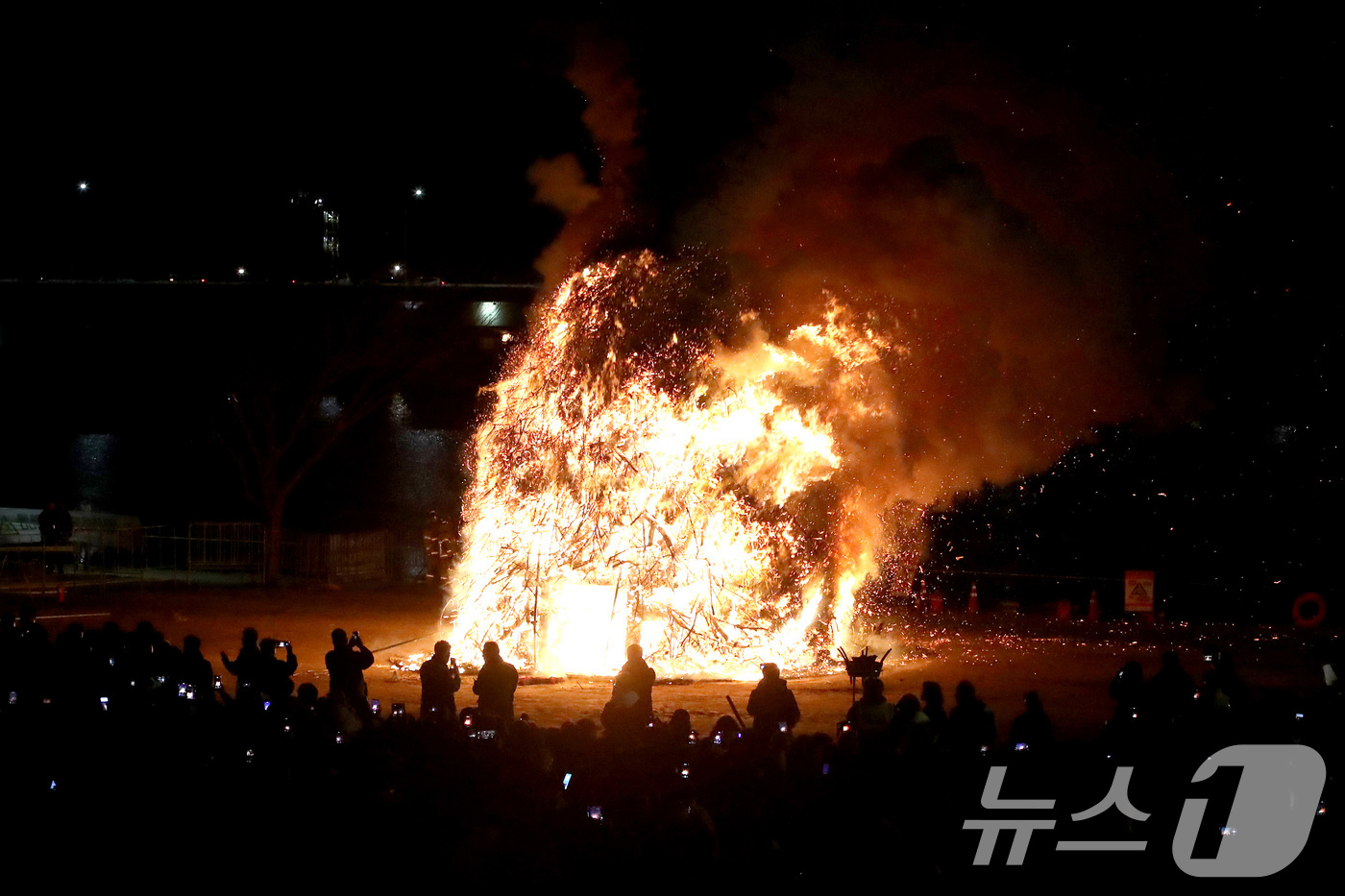 (대구=뉴스1) 공정식 기자 = 정월대보름인 3일 오후 대구 북구 금호강 둔치에서 열린 '금호강 정월대보름 축제'에서 액운을 물리치고 만복을 기원하는 초대형 달집이 활활 타고 있다 …