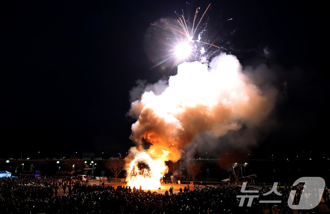 (대구=뉴스1) 공정식 기자 = 정월대보름인 3일 오후 대구 북구 금호강 둔치에서 열린 '금호강 정월대보름 축제'에서 액운을 물리치고 만복을 기원하는 초대형 달집이 활활 타오르고, …