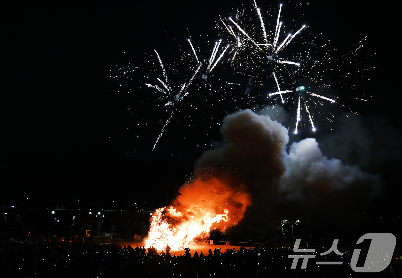 (대구=뉴스1) 공정식 기자 = 정월대보름인 3일 오후 대구 북구 금호강 둔치에서 열린 '금호강 정월대보름 축제'에서 액운을 물리치고 만복을 기원하는 초대형 달집이 활활 타오르고, …