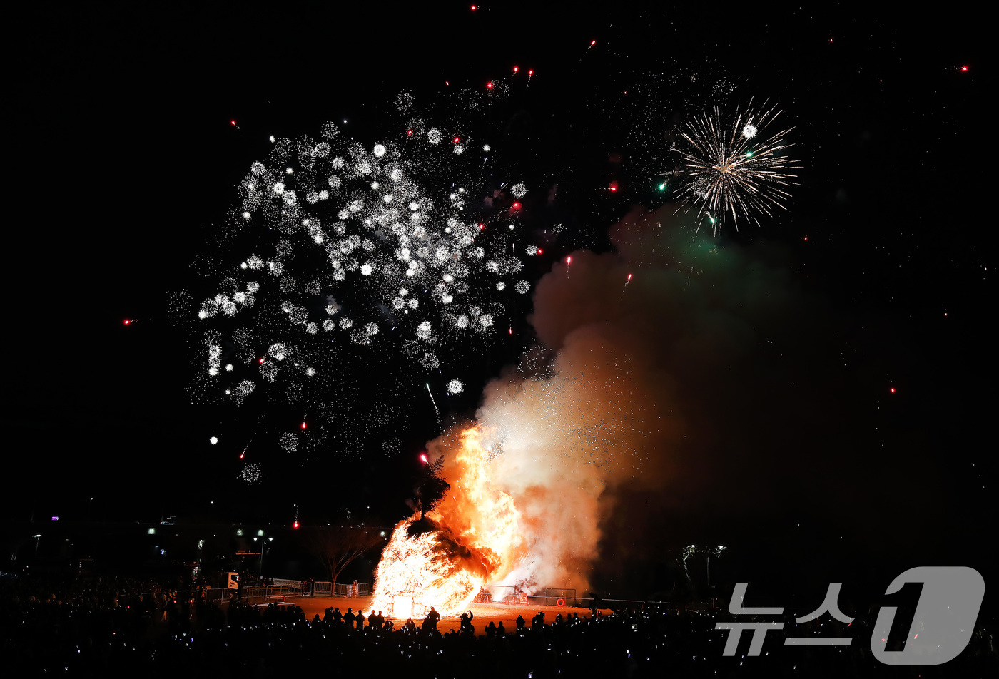 (대구=뉴스1) 공정식 기자 = 정월대보름인 3일 오후 대구 북구 금호강 둔치에서 열린 '금호강 정월대보름 축제'에서 액운을 물리치고 만복을 기원하는 초대형 달집이 활활 타오르고, …