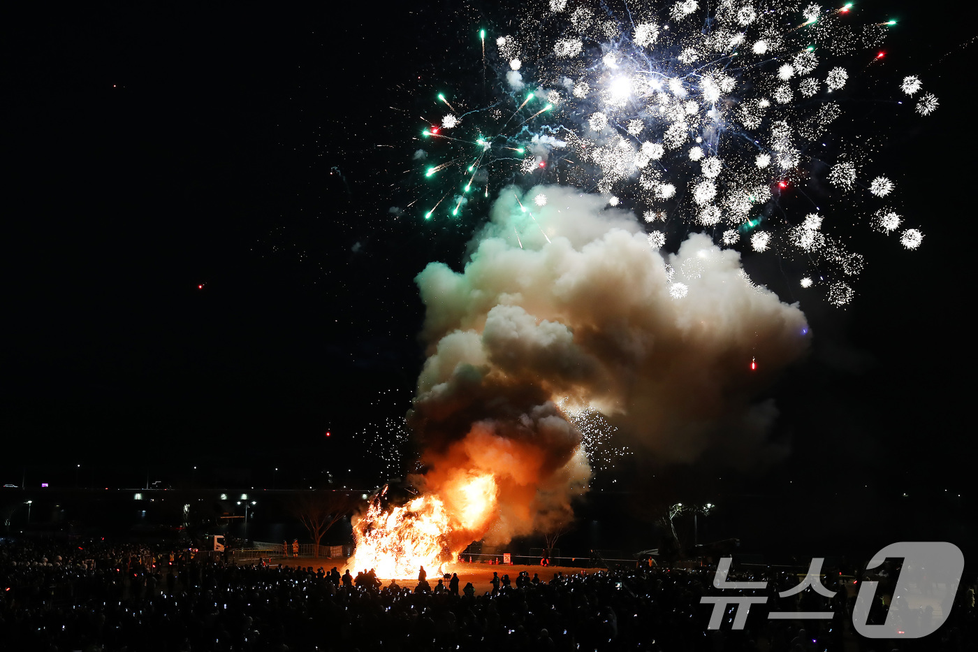 (대구=뉴스1) 공정식 기자 = 정월대보름인 3일 오후 대구 북구 금호강 둔치에서 열린 '금호강 정월대보름 축제'에서 액운을 물리치고 만복을 기원하는 초대형 달집이 활활 타오르고, …