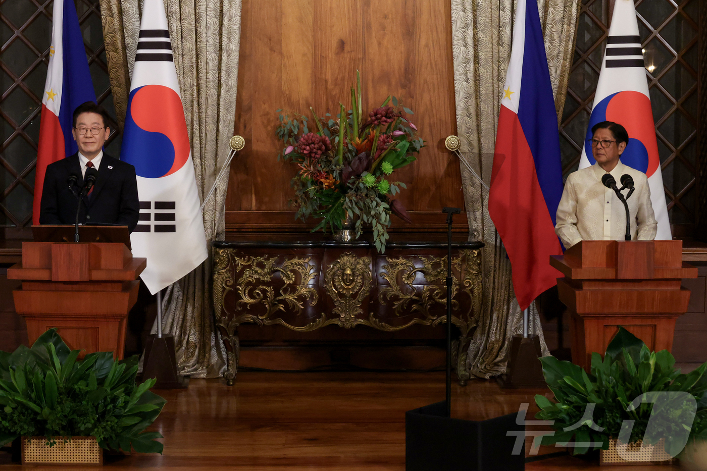 (마닐라(필리핀)=뉴스1) 허경 기자 = 이재명 대통령과 페르디난드 마르코스 주니어 필리핀 대통령이 3일(현지시간) 필리핀 마닐라 말라카냥궁에서 공동언론발표를 하고 있다. 2026 …