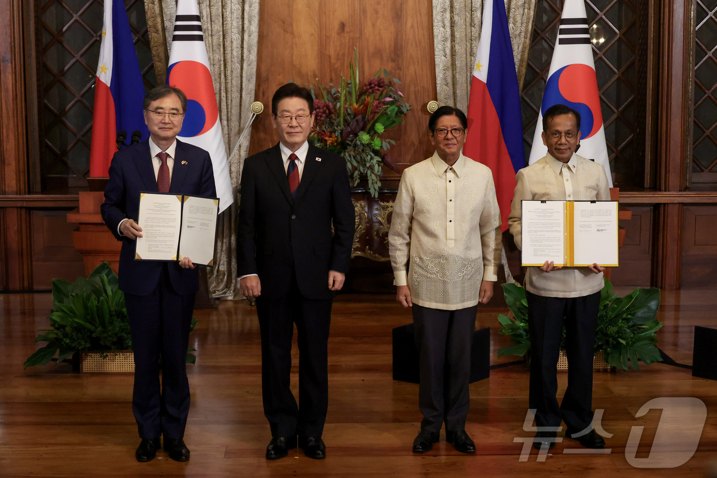 (마닐라(필리핀)=뉴스1) 허경 기자 = 조현 외교부 장관과 아르세니오 발리사칸 필리핀 경제기획개발부 장관이 3일(현지시간) 필리핀 마닐라 말라카냥궁에서 이재명 대통령과 페르디난드 …