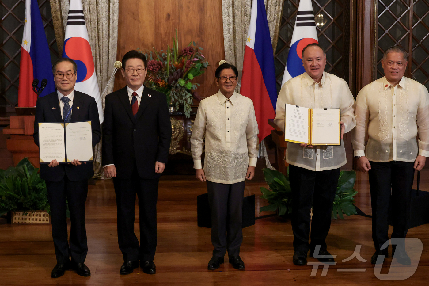 (마닐라(필리핀)=뉴스1) 허경 기자 = 이용철 방위사업청 청장과 길베르토 테오도로 주니어 필리핀 국방부 장관이 3일(현지시간) 필리핀 마닐라 말라카냥궁에서 이재명 대통령과 페르디 …