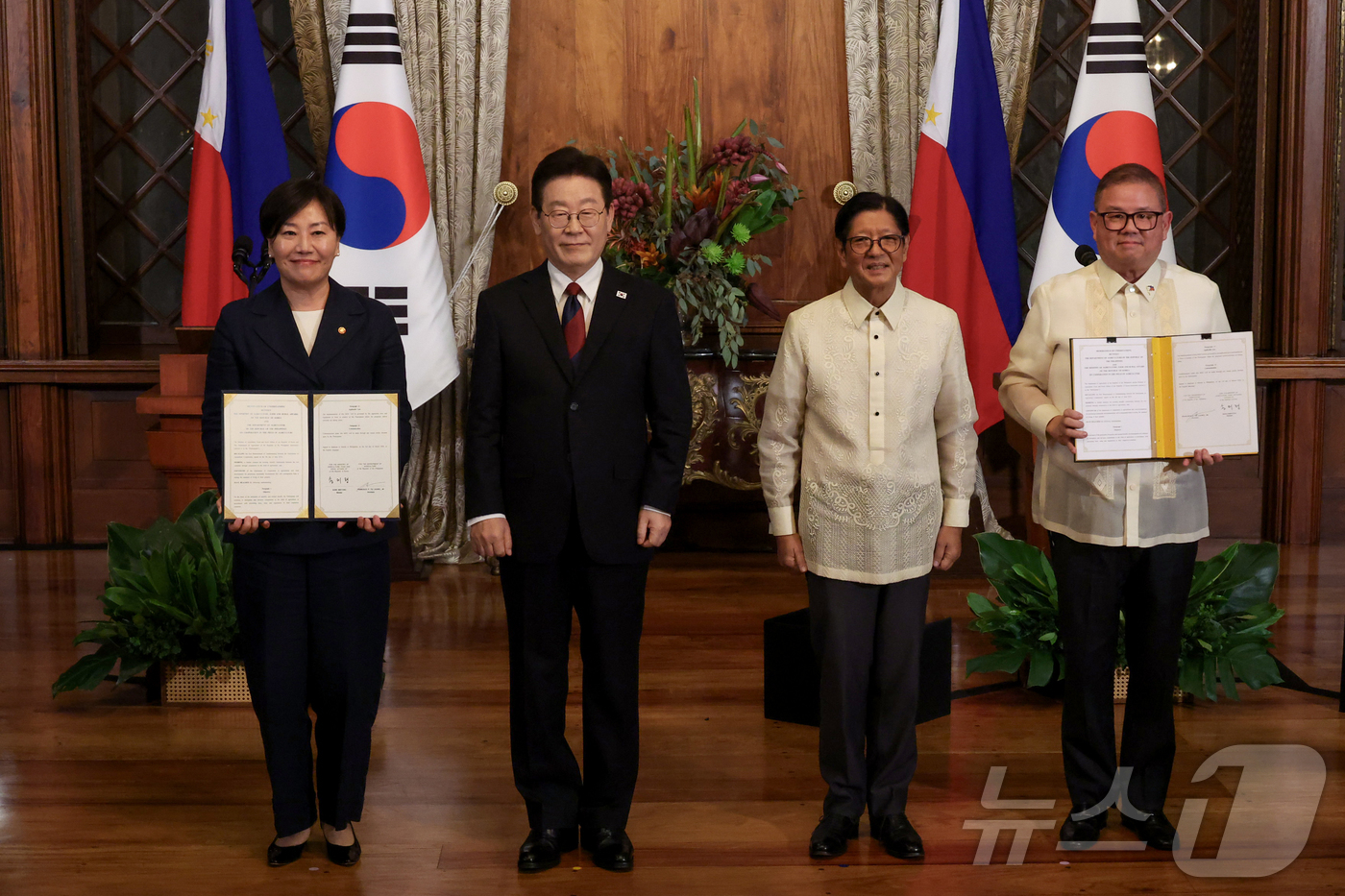 (마닐라(필리핀)=뉴스1) 허경 기자 = 송미령 농림축산식품부 장관과 프란시스코 티우 라우렐 필리핀 농업부 장관이 3일(현지시간) 필리핀 마닐라 말라카냥궁에서 이재명 대통령과 페르 …